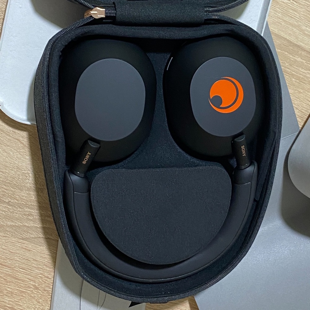 Crunchyroll Sony WH-1000XM5 Headphones with Stand!